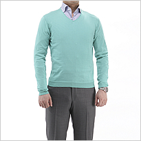 綺麗な色味はアウターとしても大活躍